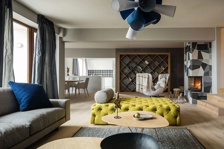 Modern Symphony è il progetto firmato da studio Kiril Stanev Interiors. Questo sofisticato e moderno appartamento, si trova a Sofia, in Bulgaria, con una spettacolare vista sulle montagne. L'apice del progetto è un ampio soggiorno dove l’elemento principale è un moderno camino rivestito con piastrelle effetto tessuto della collezione DIGITALART firmata Ceramica Sant’Agostino nella versione Mix. L'intero concept progettuale rappresenta una soluzione molto anticonvenzionale che comprende un'elegante combinazione di stile con le tecniche minimaliste prevalenti, arricchita da alcuni decori accuratamente selezionati.