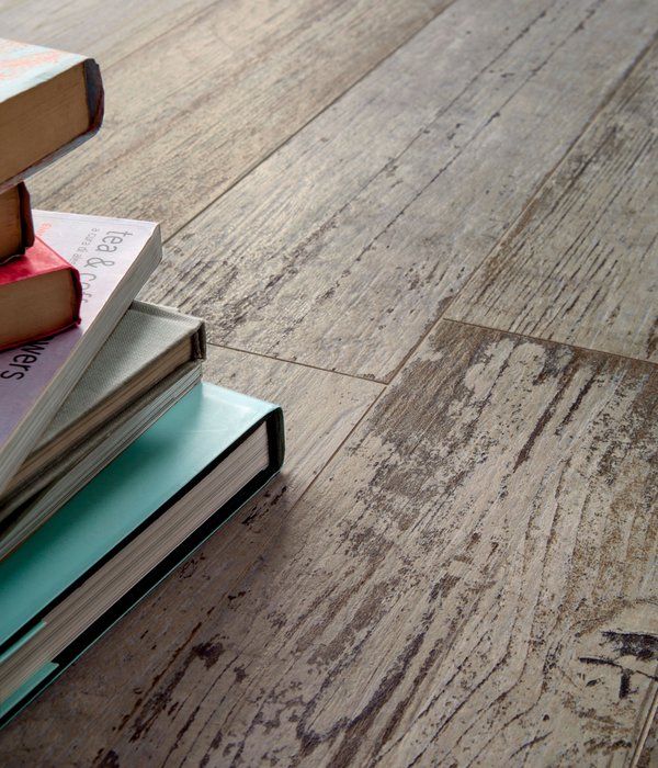 Blendart: Fußboden aus Steinzeug in Holzoptik